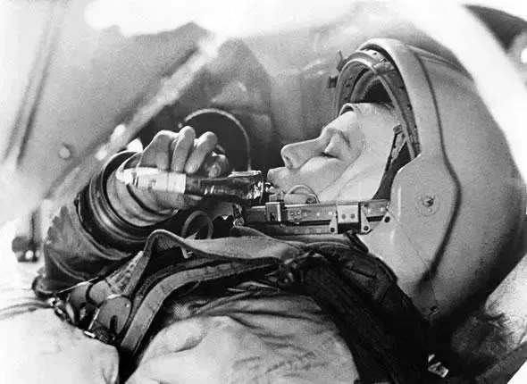 Cosmonauta Valentina V. Tereshkova comendo de um tubo com carne bovina e vegetais durante sua miss&atilde;o Vostok 6. &bull; NASM