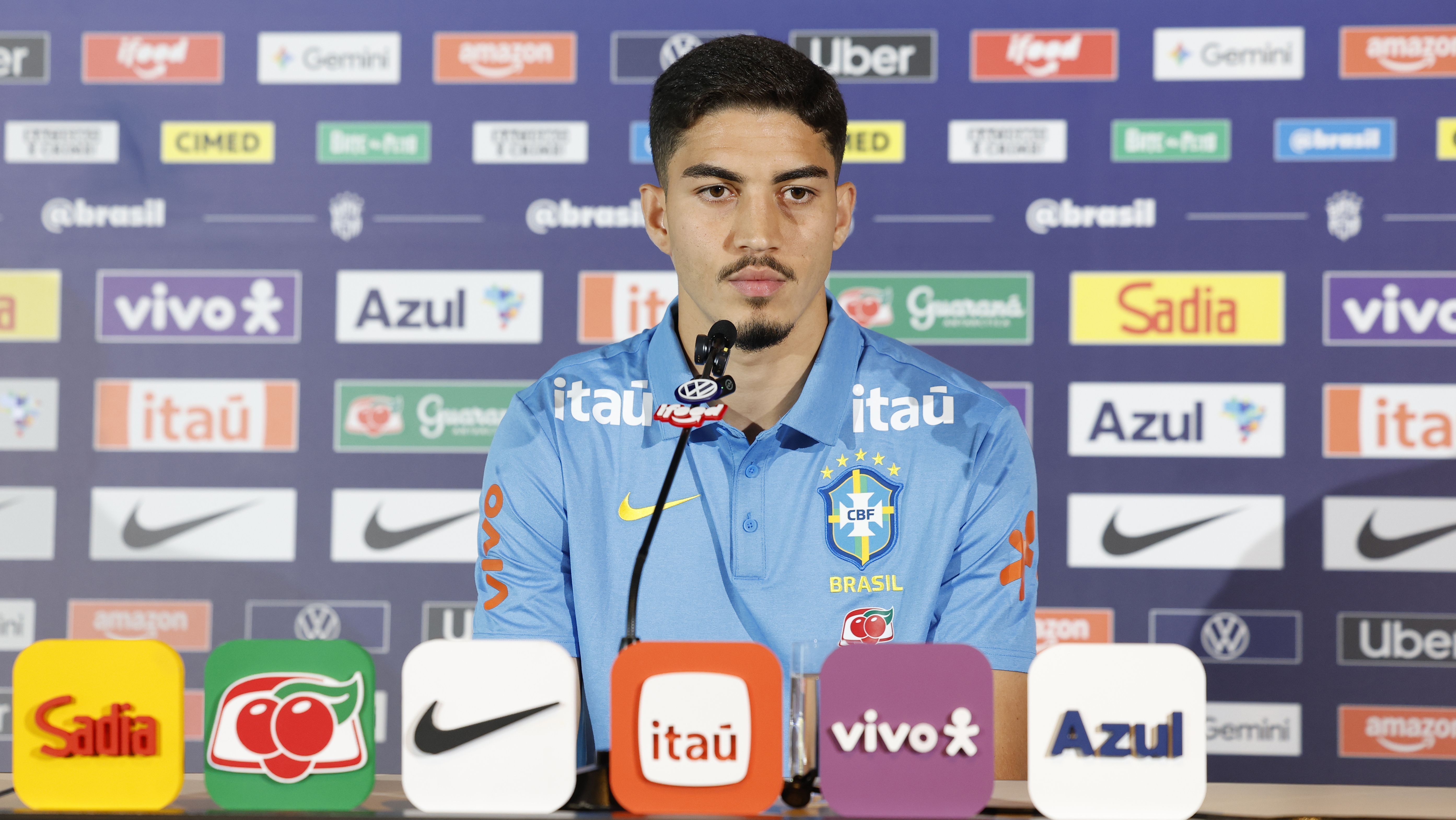 Jair, zagueiro da Seleção Brasileira, durante entrevista coletiva em Brisbane