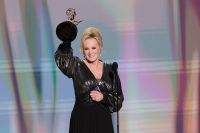 Jean Smart vence prêmio de Melhor Atriz no Emmy e quebra recorde
