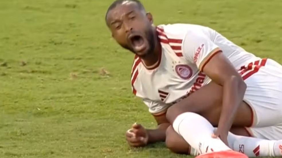 Ayoub El Kaabi sofreu grave lesão na perna