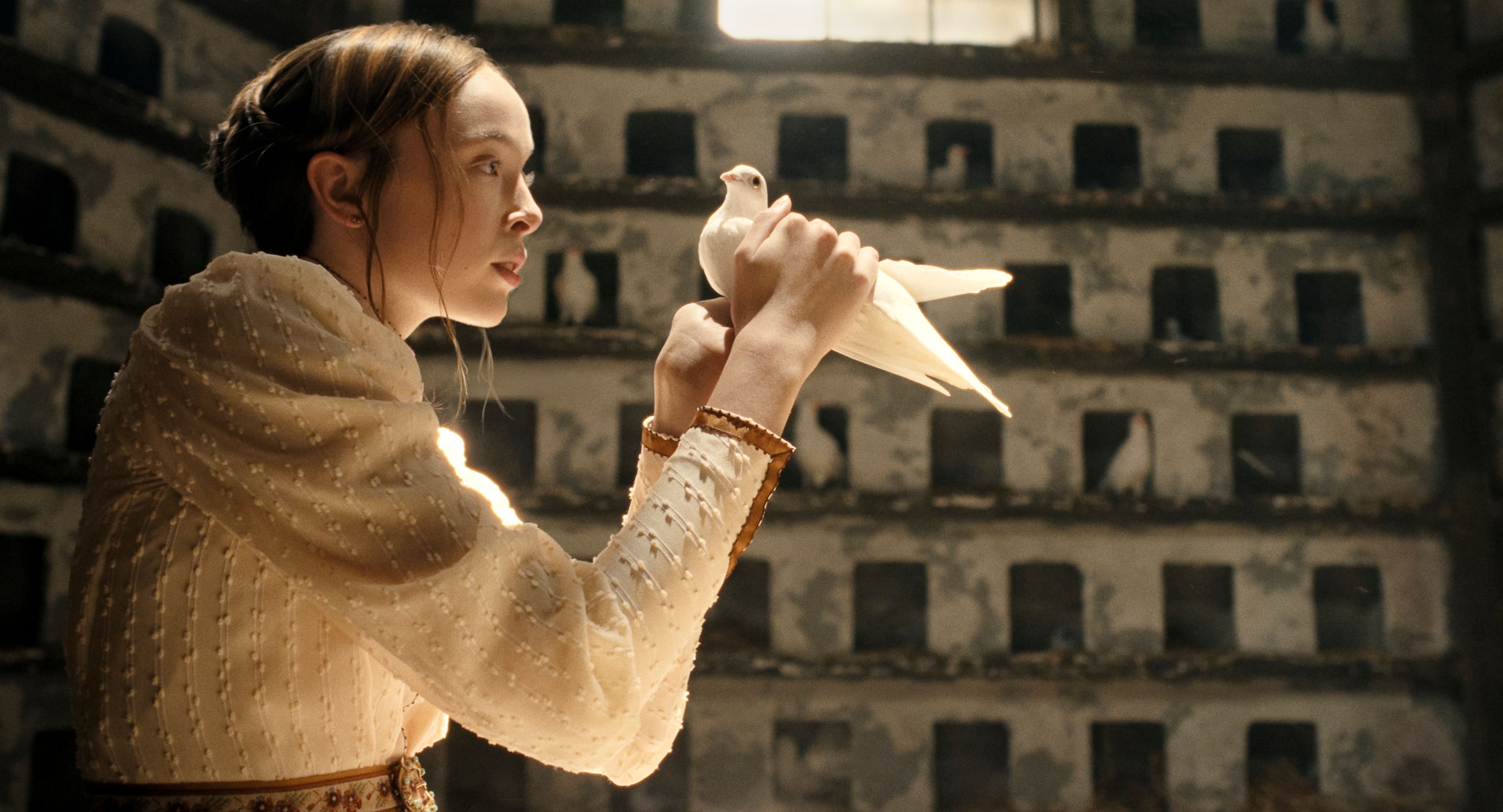 Ella Beatty como protagonista em cena de Monstro: A História de Lizzie Borden