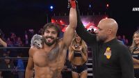 Lutador de MMA comemora vitória com gambá de estimação no ringue; veja
