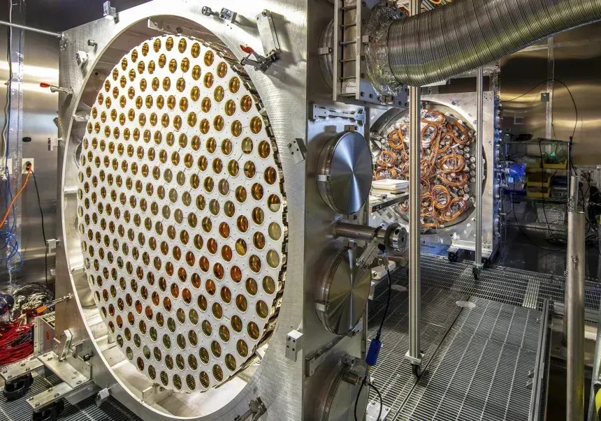Para procurar matéria escura, o experimento LZ utiliza tubos fotomultiplicadores, mostrados aqui antes da instalação no detector, para capturar a luz proveniente das interações de partículas. • Matthew Kapust/Laboratório de Pesquisa Subterrânea de Sanford