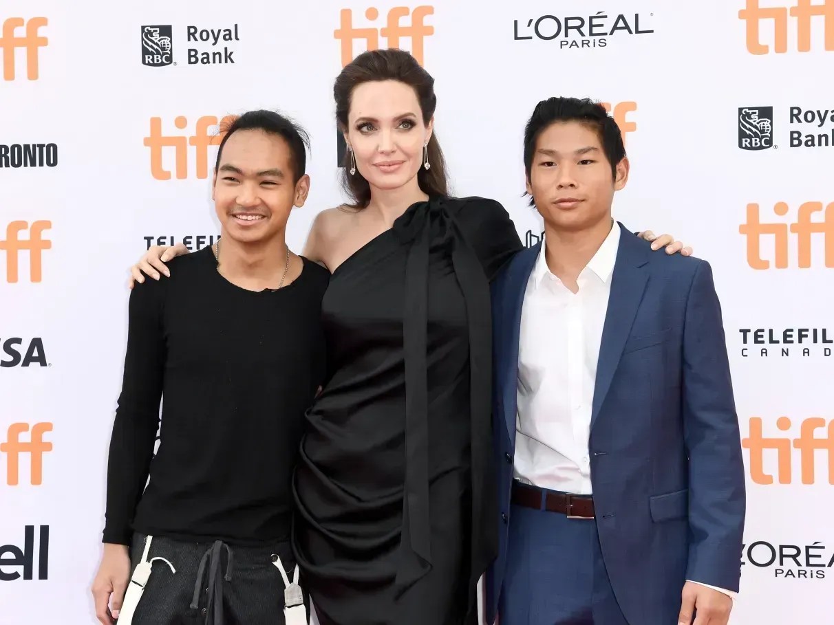 Maddox e Pax com a mãe Angelina Jolie • Reprodução/Emma McIntyre / Equipa/Getty Images