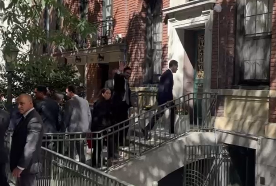 Zohran Mamdani, prefeito de Nova York, acena para a imprensa ao entrar na casa do embaixador brasileiro para reunião com o presidente Luiz Inácio Lula da Silva (PT)