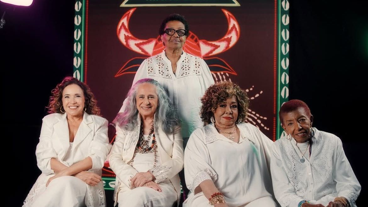 Guanayra Firmino, presidente da Mangueira, posa com Daniela Mercury, Maria Bethânia, Alcione e Leci Brandão