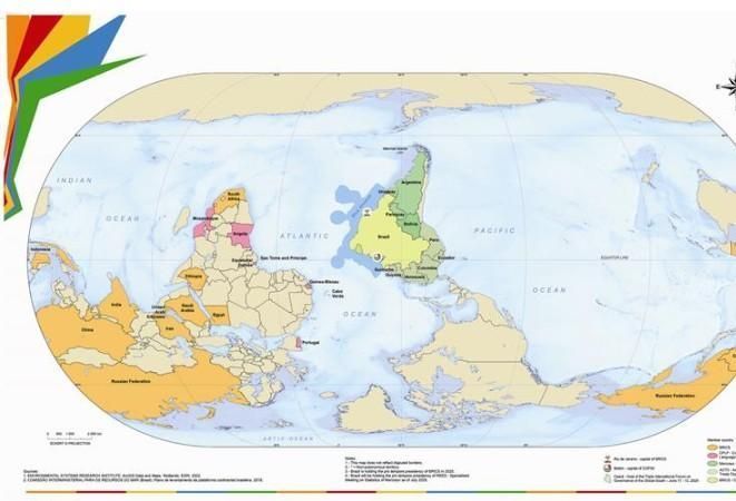 Mapa-múndi com o Hemisfério Sul no topo da imagem e o Brasil centralizado. • IBGE