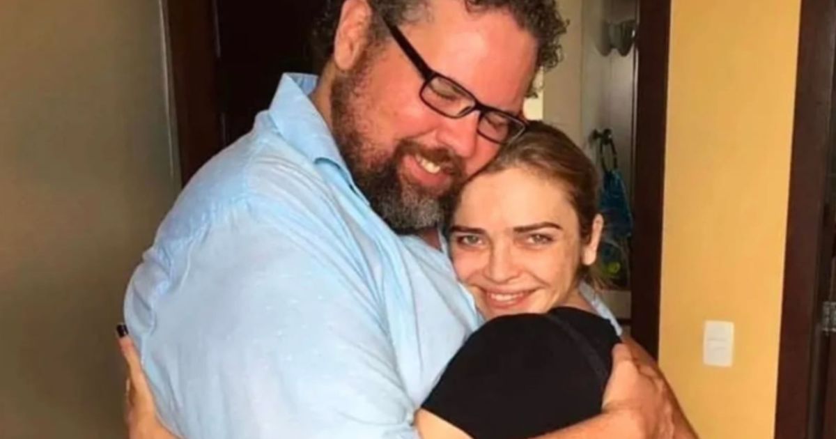 Foto de Marcílio Amorim com Titina Medeiros em homenagem