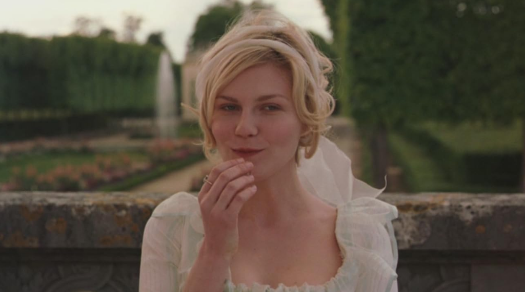 Cena de "Maria Antonieta" (2006), protagonizado por Kirsten Dunst