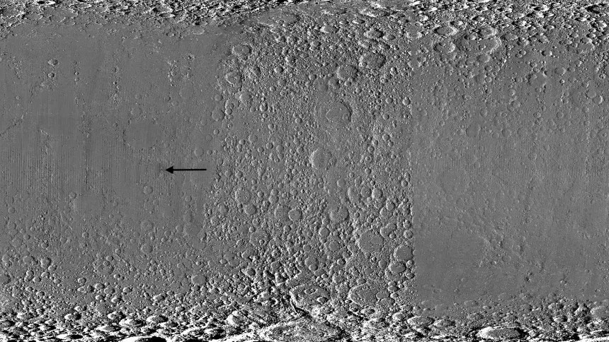 As imagens da  ajudam os cientistas a mapear mudanças na superfície da Lua, como a cratera McGetchin. • NASA Goddard/Intuitive Machines/Robert Wagner