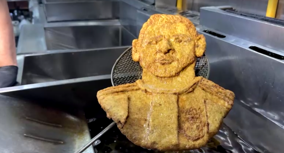 Restaurante argentino homenageou o jogador de futebol Lionel Messi, 39, estampando o rosto do craque em um schnitzel à milanesa, um tipo de carne bovina • Reuters