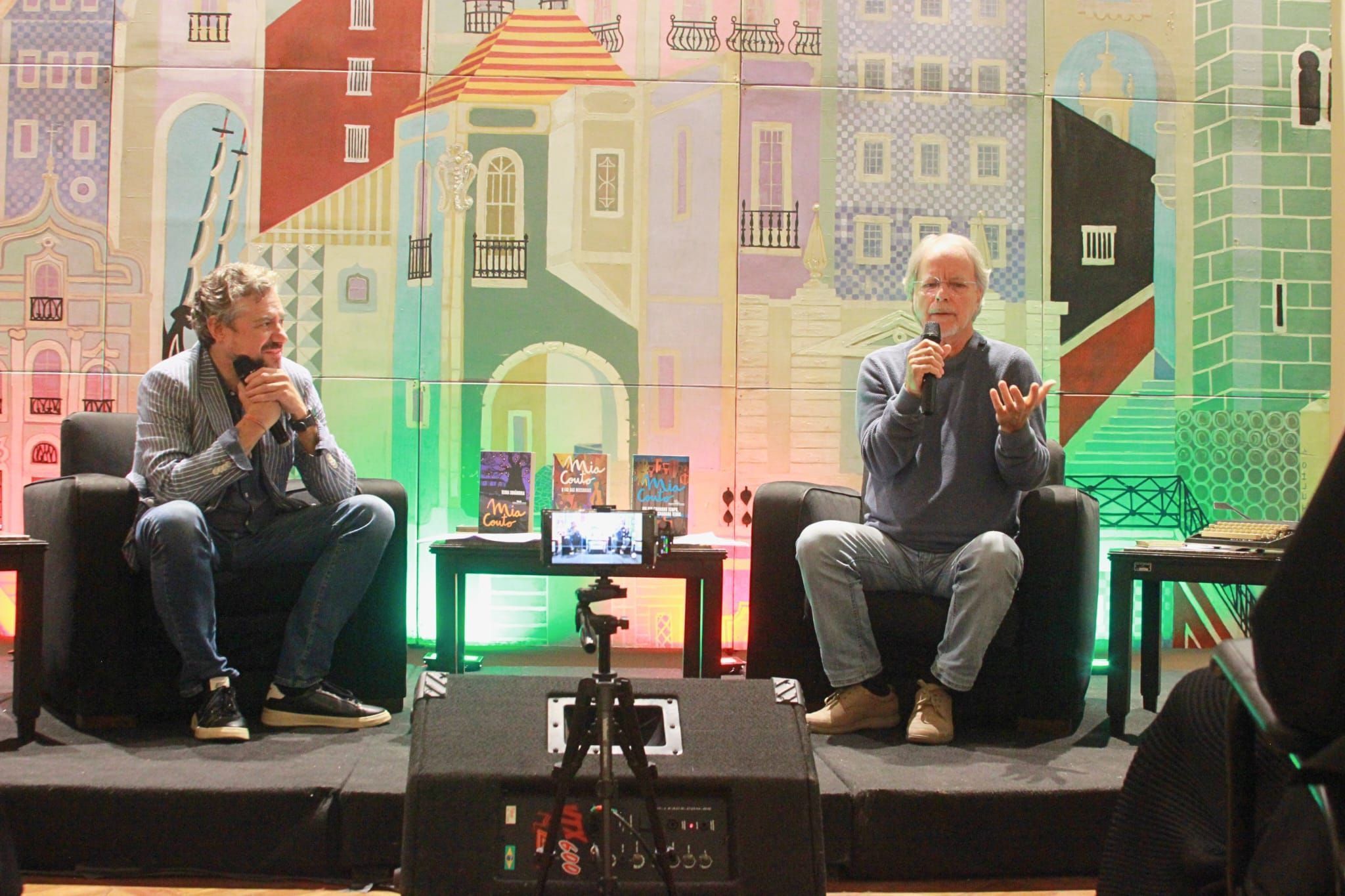 José Manuel Diogo e Mia Couto durante encontro sobre a língua portuguesa, em São Paulo • Divulgação