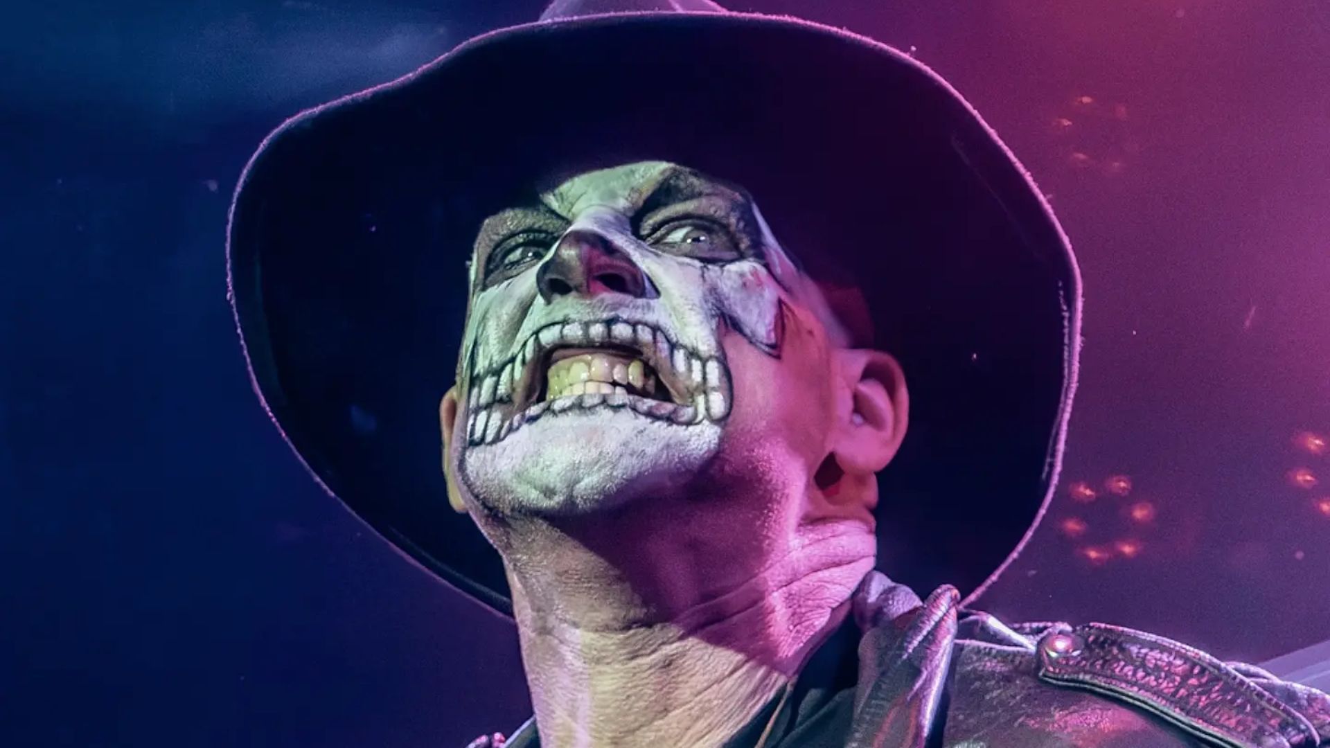 A turnê de Michale Graves, 51, ex-vocalista do Misfits, que aconteceria no Brasil nos próximos dias, foi cancelada "em compromisso com a segurança do público e de toda a equipe de produção". O artista se tornou alvo de críticas e protestos por supostamente apoiar o grupo Proud Boys. Criado por Gavin McInnes, o Proud Boys é um grupo extremista dos Estados Unidos que dissemina ideias machistas, islamofóbicas e faz declarações recorrentes contra minorias e imigrantes sob a justificativa de "humor" ou liberdade de expressão.