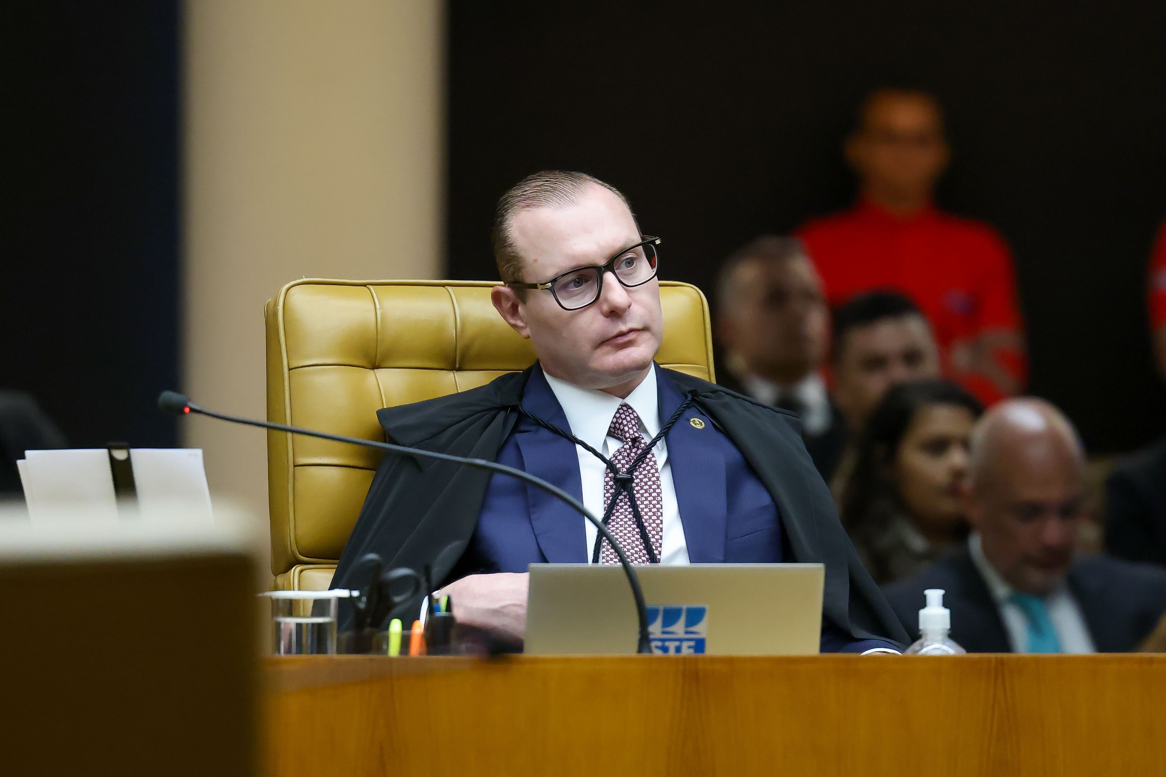 O ministro Cristiano Zanin em sessão plenária do STF