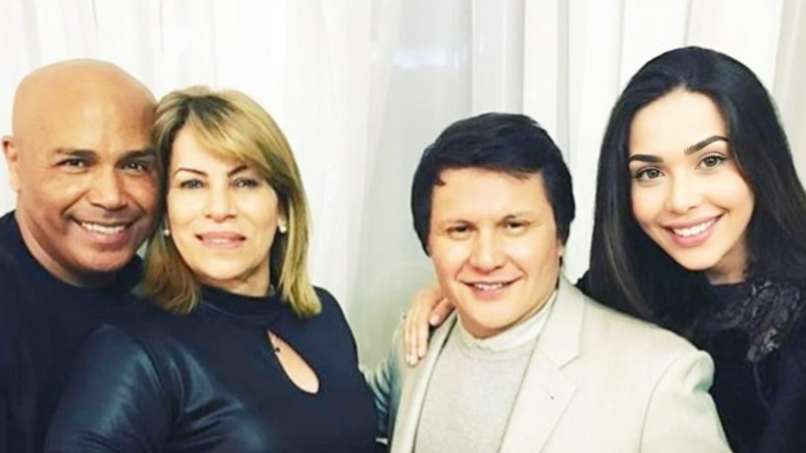 Da esquerda para a direita: Rick, da dupla com Renner, ao lado de sua esposa, Geralda, do cantor Giovani, da dupla com Gian, e sua ex-esposa, Anna Carolina