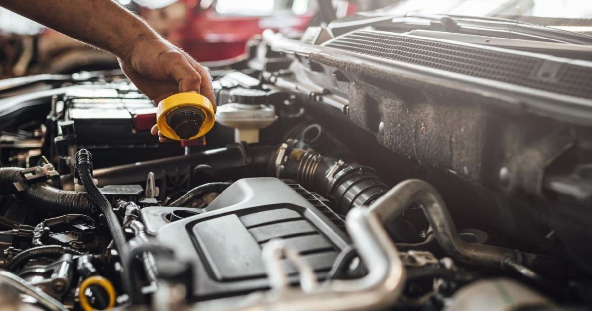 Carro com folhas e resíduos acumulados na grade de radiador em ambiente de primavera