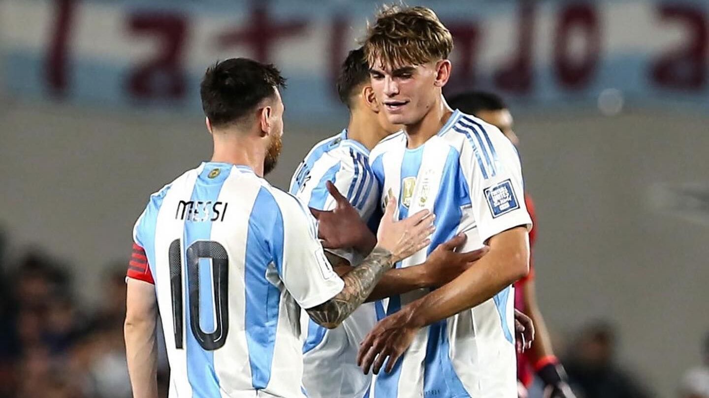 Nico Paz com Messi em jogo das Eliminatórias • Foto: Reprodução/ Instagram @nicopaz1o