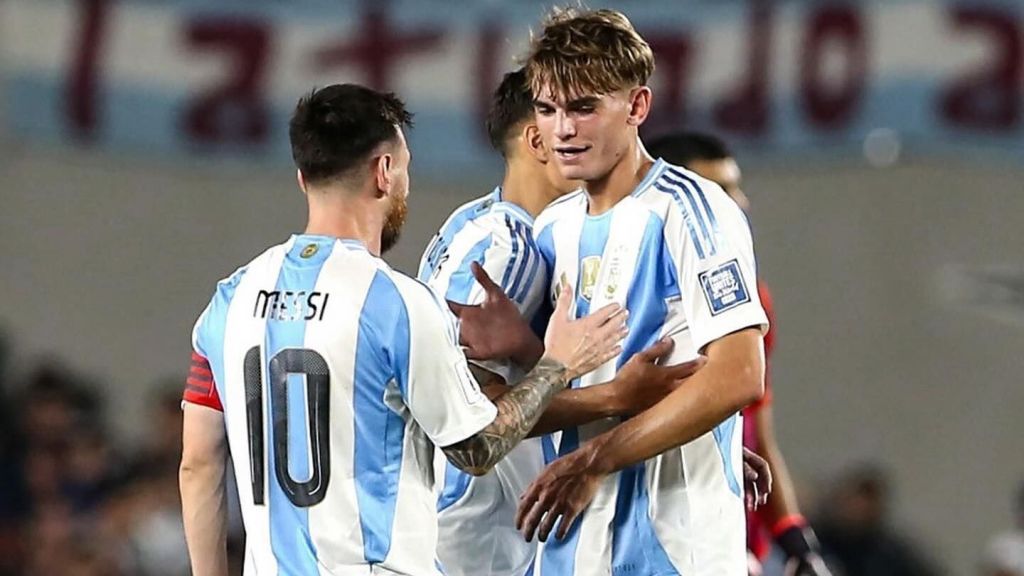 Nico Paz com Messi em jogo das Eliminatórias • Foto: Reprodução/ Instagram @nicopaz1o