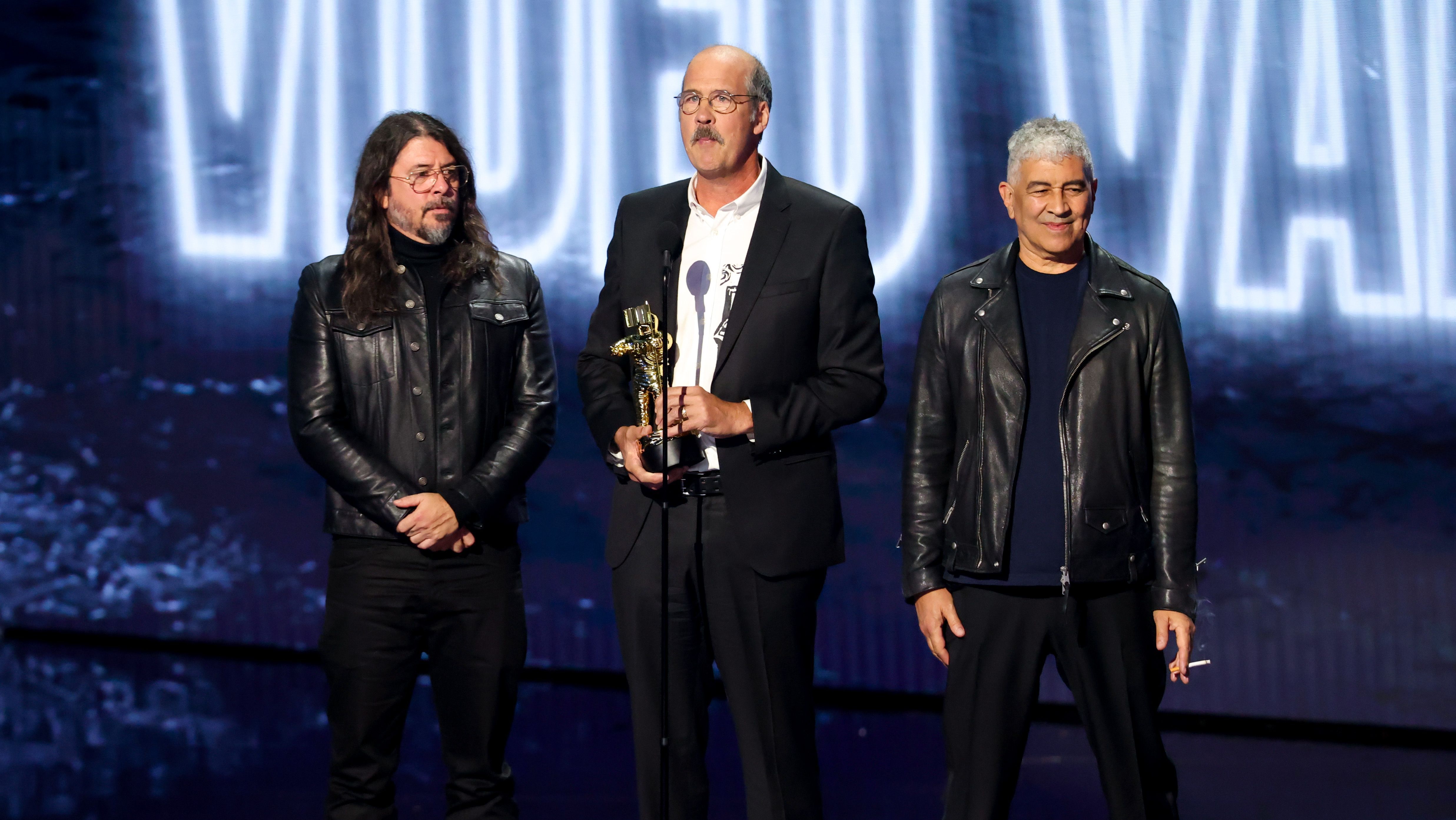 Dave Grohl, Krist Novoselic e Pat Smear, do Nirvana, receberam o Video Vanguard Award no palco do VMA 2026