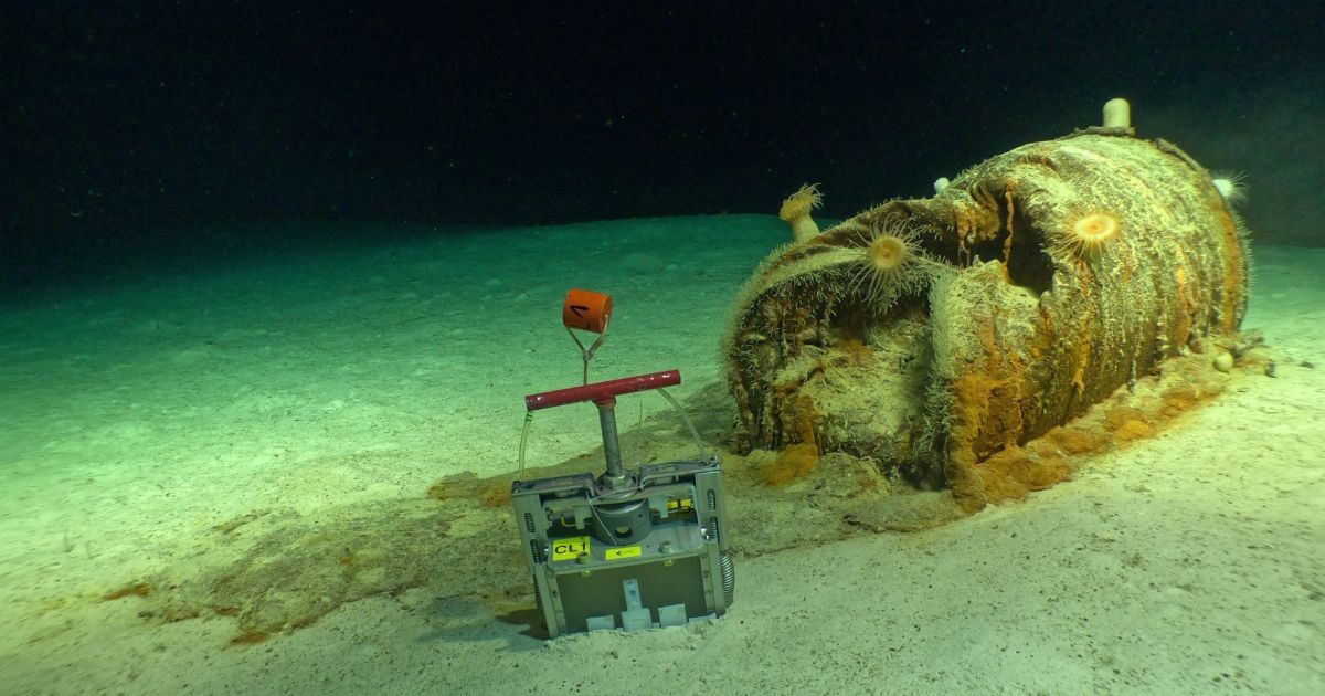Imagem do fundo do oceano Atlântico com mergulhadores e equipamentos científicos