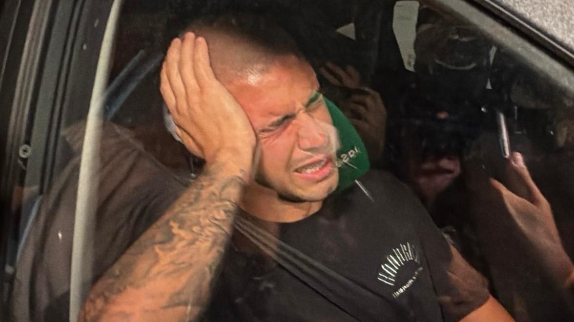 Promessa do Betis chora e não consegue falar ao saber que foi vendido; veja