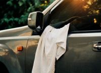 Pano branco pendurado na janela do carro pode sinalizar pedido de socorro ou pane mecânica no veículo