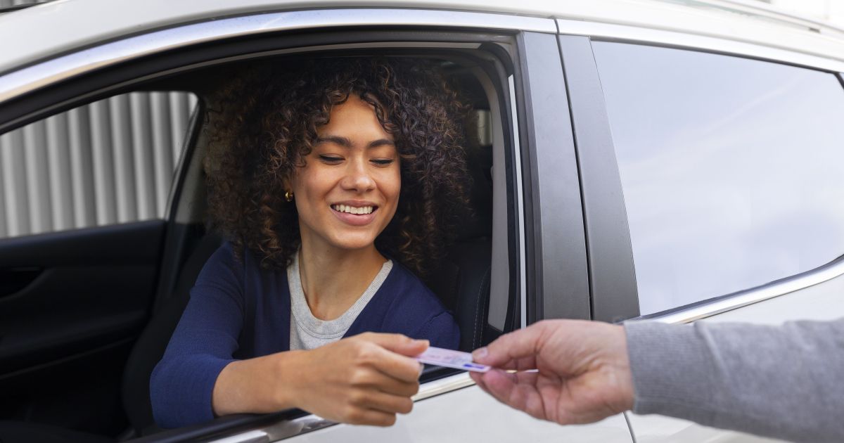 Motorista verificando pressão dos pneus do carro