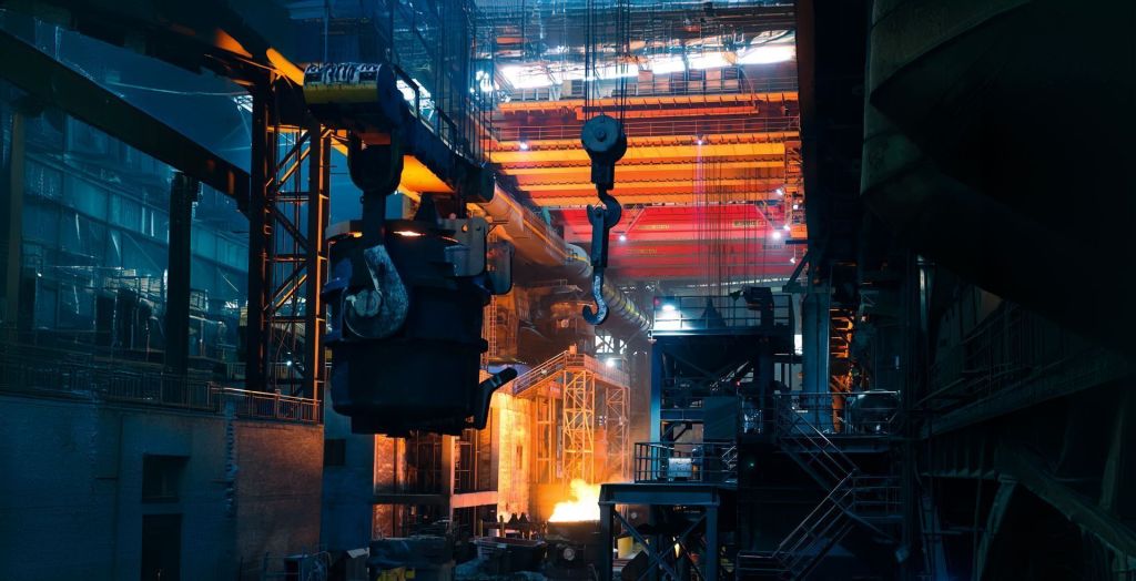 Instalação industrial com máquinas e equipamentos automatizados que representam os avanços da Indústria 4.0