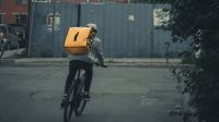 Bicicleta quebra durante entrega de delivery e trabalhador recebe surpresa emocionante que muda sua rotina
