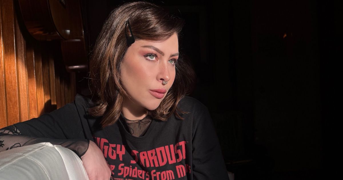 Pitty em show no palco, anunciando nova turnê