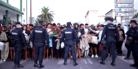 Polícia espanhola faz operação para retirar migrantes da praia em Ceuta