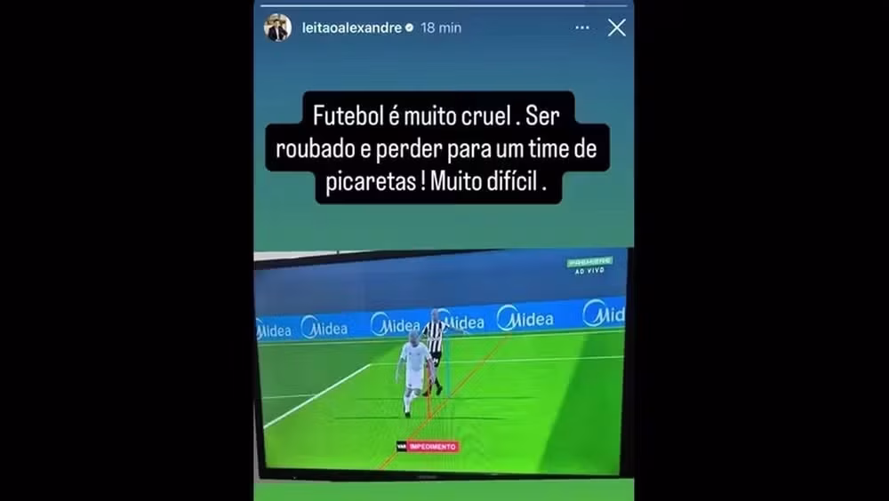Alexandre Leitão reclamou nas redes sociais pelo gol anulado de Carlos Vinicius • Foto: Reprodução