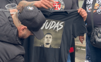 Torcedores do Vasco protestam contra Coutinho, que acertou com o Santos