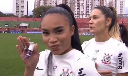 Imagem de destaque do post: Corinthians é multado após zagueira fazer “publi" durante Hino Nacional