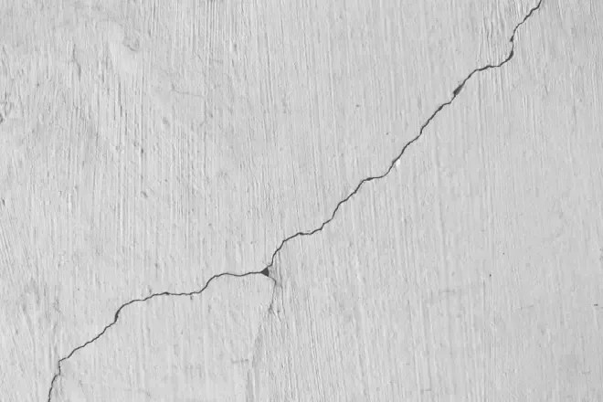 Rachadura na parede na horizontal ou vertical: quando um sinal é normal e quando pode indicar risco de desabamento?
