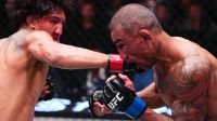 UFC: lutador brasileiro "apaga" dentro do octógono e vai parar no hospital