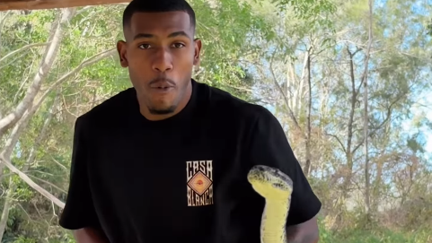 Rayan, atacante da Seleção, se assustou com cobra no Santuário Lone Pine Koala, em Queensland, na Austrália