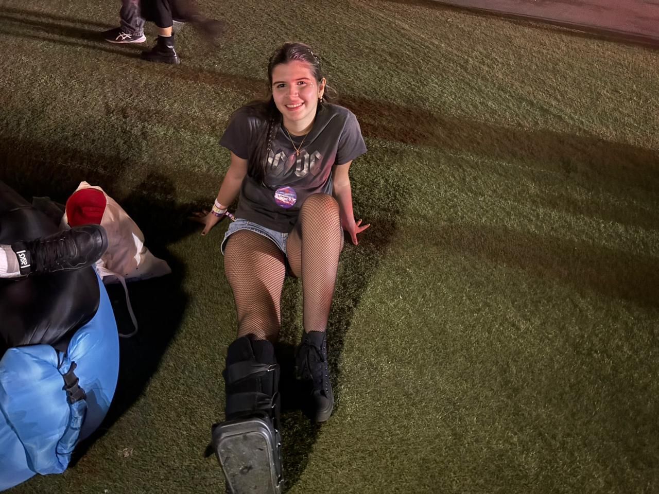 Valentina quebrou o pé jogando vôlei no colégio e, mesmo assim, foi ao Rock in Rio • Rafaela Cascardo/CNN