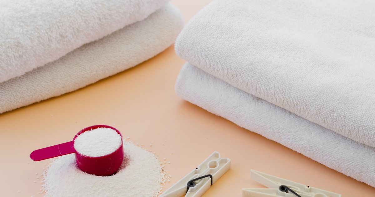 Posso colocar bicarbonato em roupa branca: especialistas explicam o que ele realmente consegue fazer