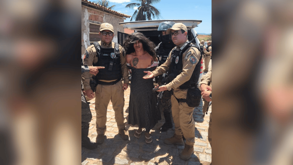 Homem usava roupas femininas e estava acompanhado de uma criança de colo • PCPB
