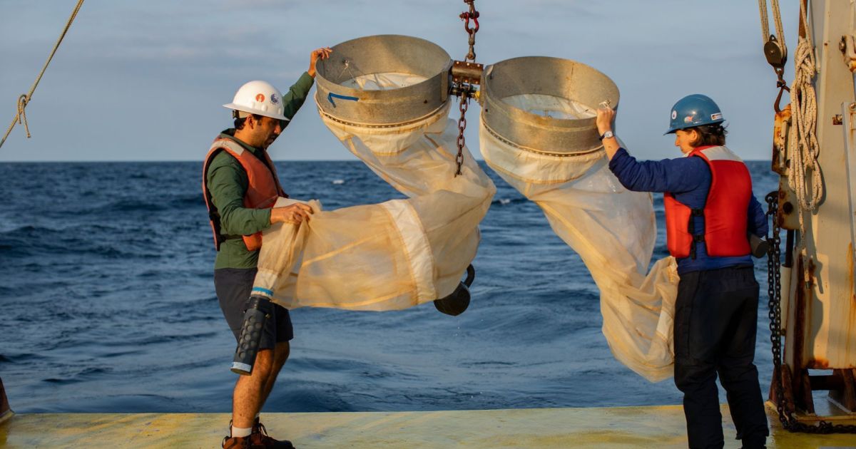 Imagem ilustrativa de pesquisa oceânica com usus de soda cáustica no mar