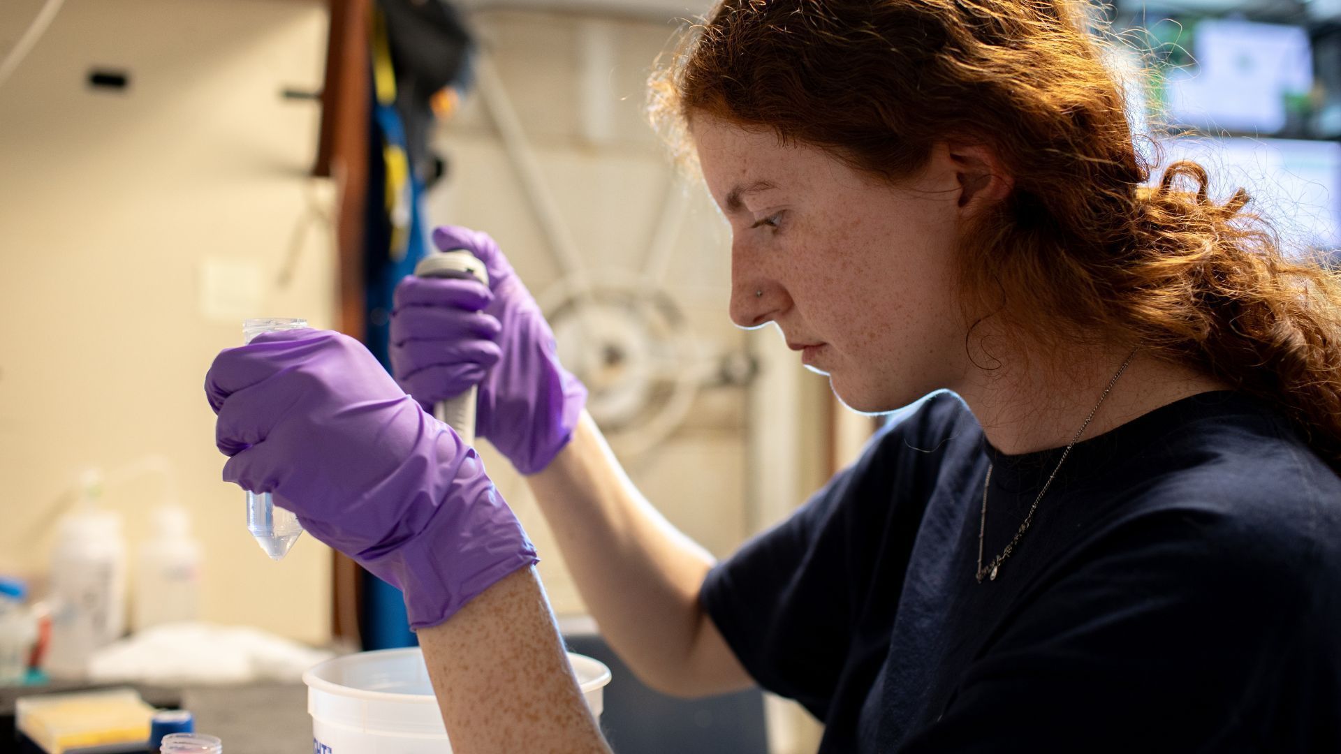 A estudantes Rachel Davitt avalia os impactos biol&oacute;gicos do experimento do oceano &bull; Daniel Cojanu, Undercurrent Productions, Woods Hole Oceanographic Institution