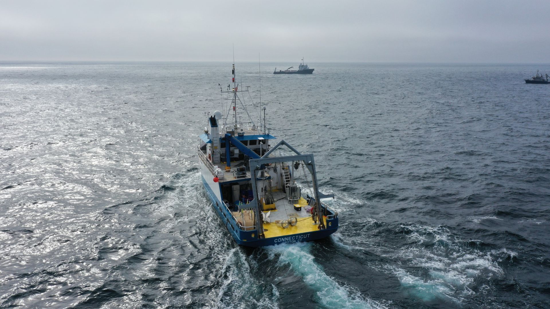 Tr&ecirc;s navios participaram do teste sobre o aumento da alcalinidade do oceano (OAE) no Golfo do Maine, como parte do Projeto LOC-NESS &bull; Daniel Cojanu, Undercurrent Productions, Woods Hole Oceanographic Institution