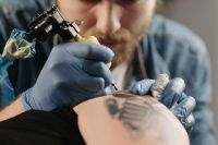 Para onde vai a tinta da tatuagem removida a laser? Entenda o processo do corpo
