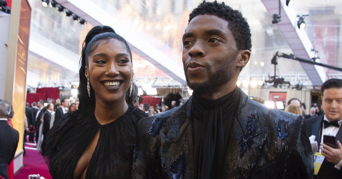 Imagem de Chadwick Boseman com detalhes sobre sua carreira e legado