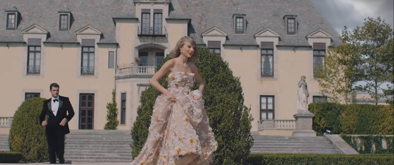 Cena do clipe "Blank Space", de Taylor Swift, no Oheka Castle