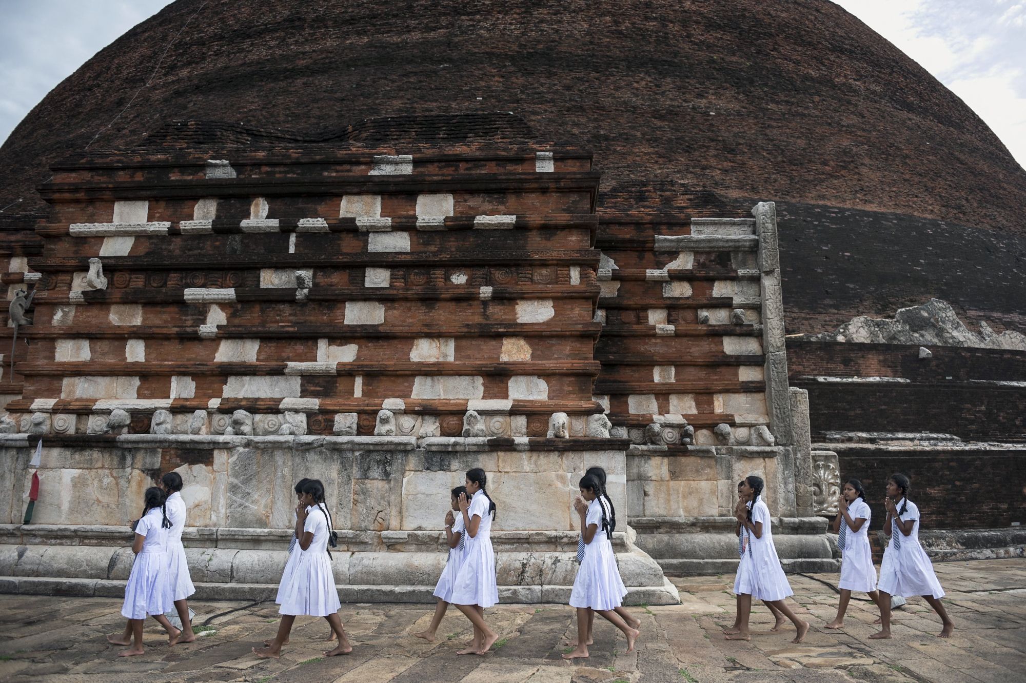 Anuradhapura continua sendo uma das cidades mais sagradas do mundo budista. • Alex Ogle/AFP/Getty Images via CNN Newsource