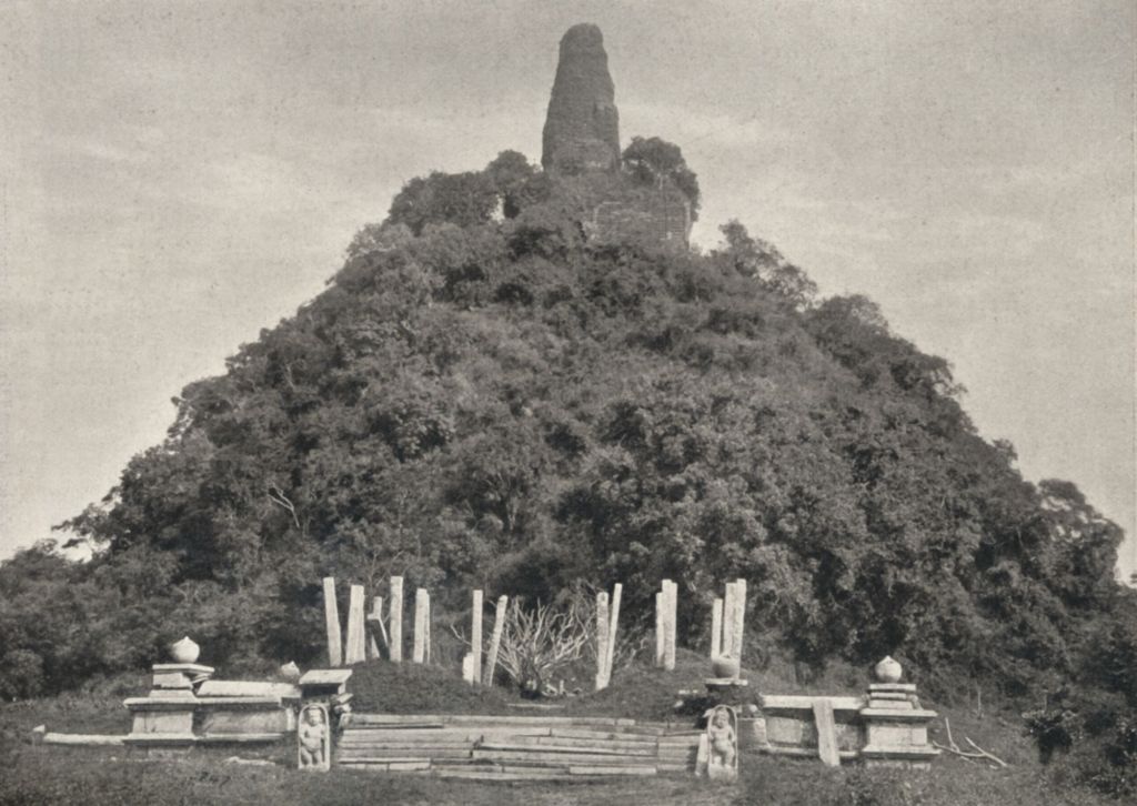 Estava ainda mais tomado pela vegetação em 1926, quando esta foto foi tirada