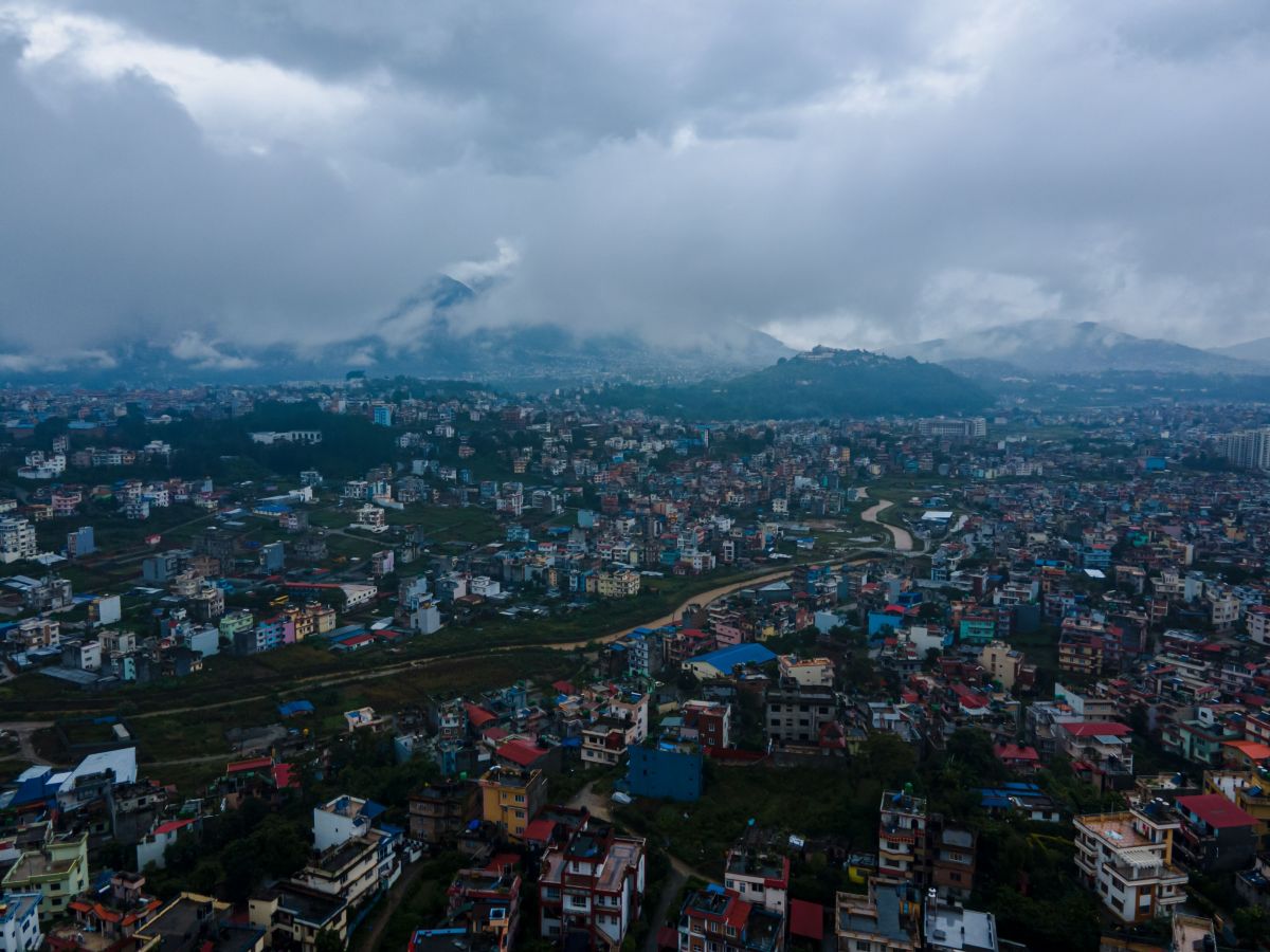 Vídeo: Montanha desaba no Nepal e moradores correm durante deslizamento