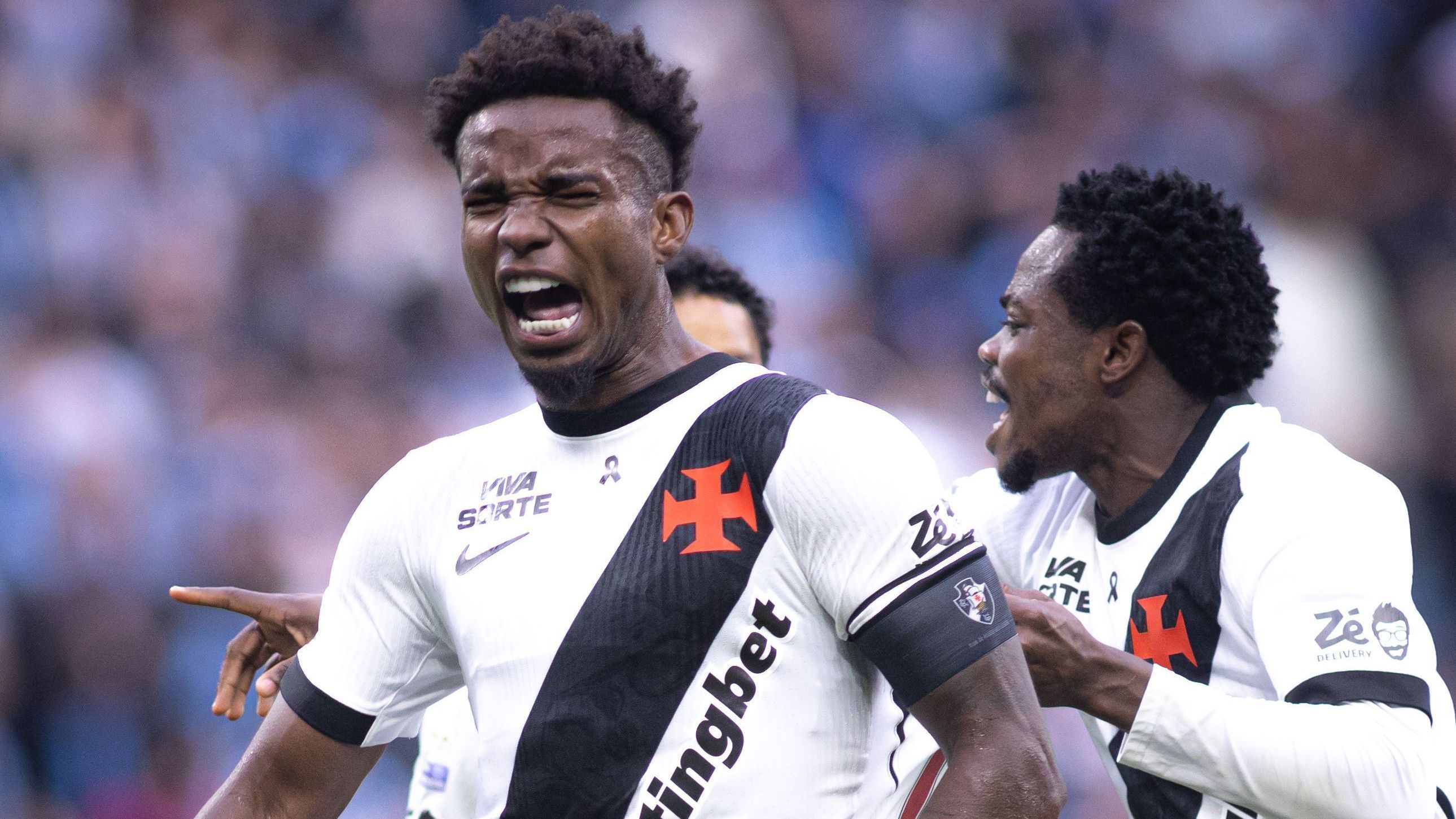 Thiago Mendes comemora gol contra o Grêmio